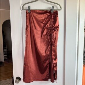 Cider Satin-like midi skirt with ruched slit